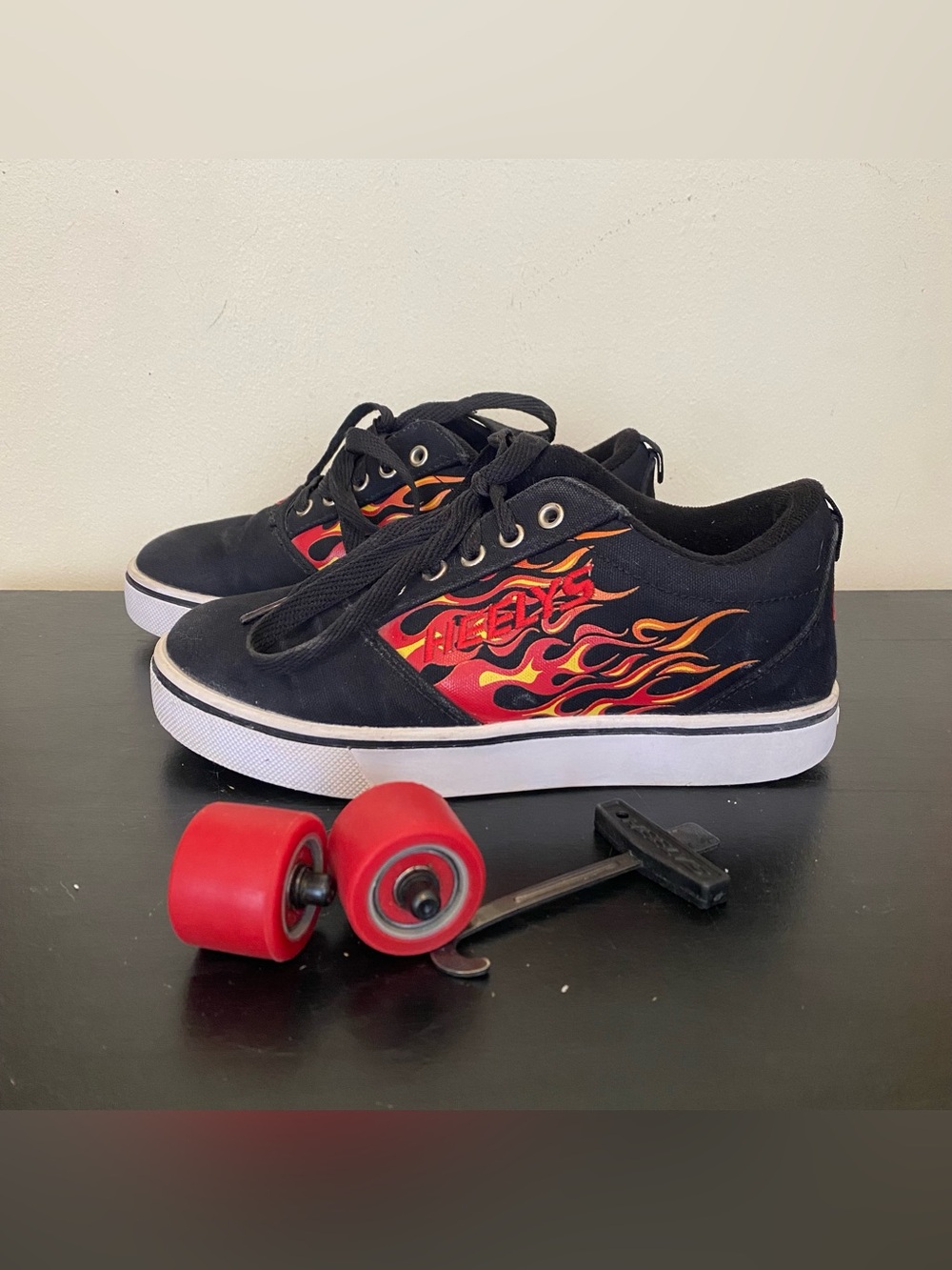 Heelys Pro 20 Black Red Flames Roller Skate Shoes Kids Youth Size 4 Wheels Tool